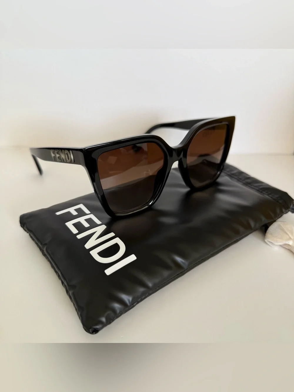 NEW!!! Fendi women oversized sunglasses FE40086I 01F Authentic